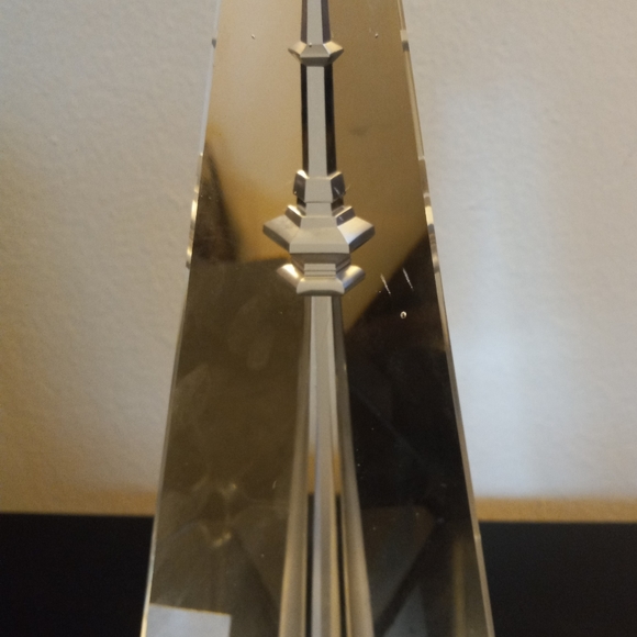 Bohemian crystal CN Tower - Picture 2 of 3